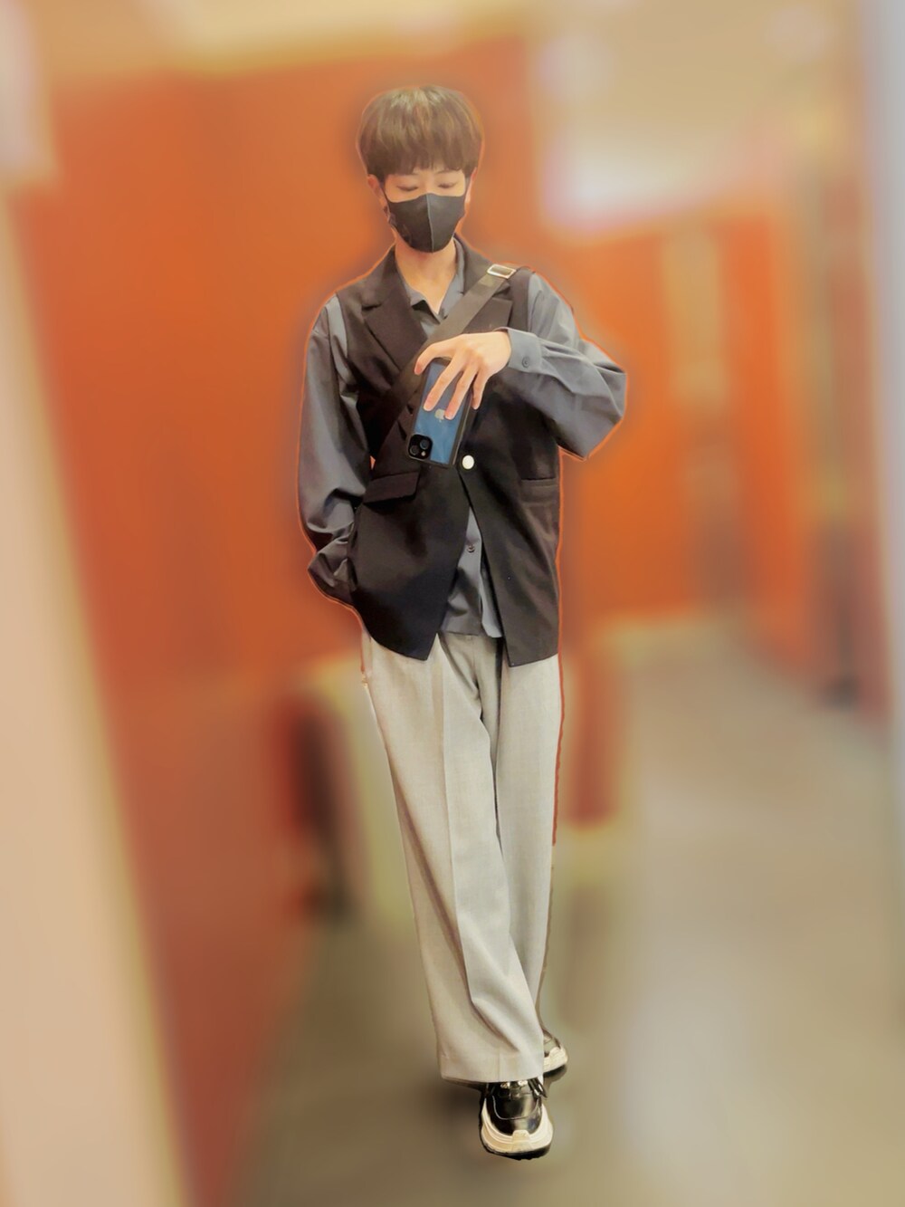 ブラック系のスニーカー、グレー系のその他パンツ、ブルー系のシャツ/ブラウスを着用したメンズの春コーディネートの2枚目の写真