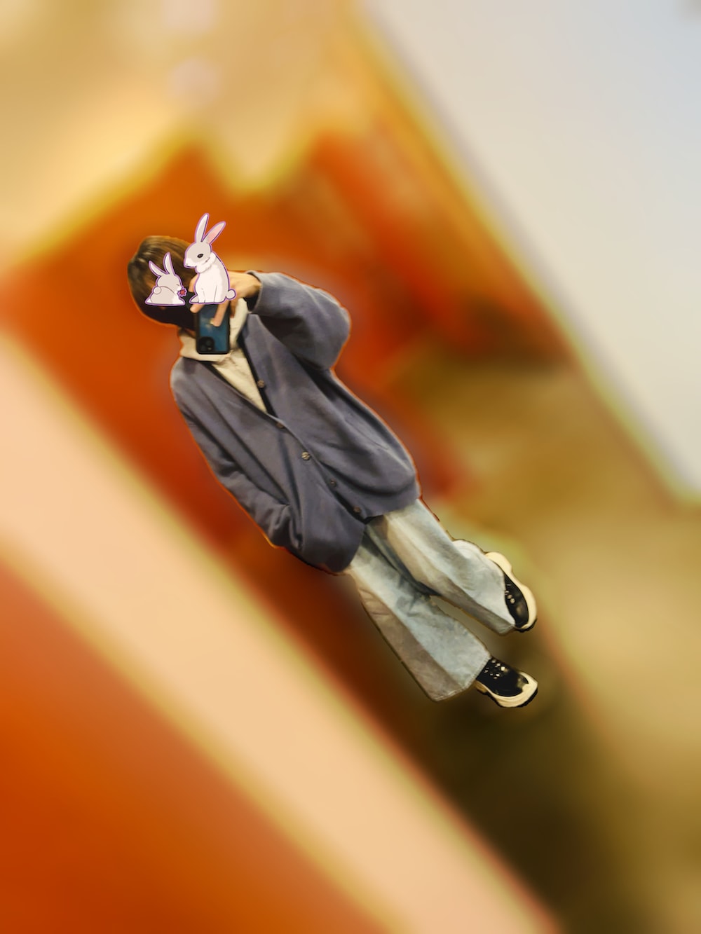 ブルー系のカーディガン/ボレロ、グレー系のパーカー、ブルー系のベストを着用したメンズの冬コーディネートの3枚目の写真