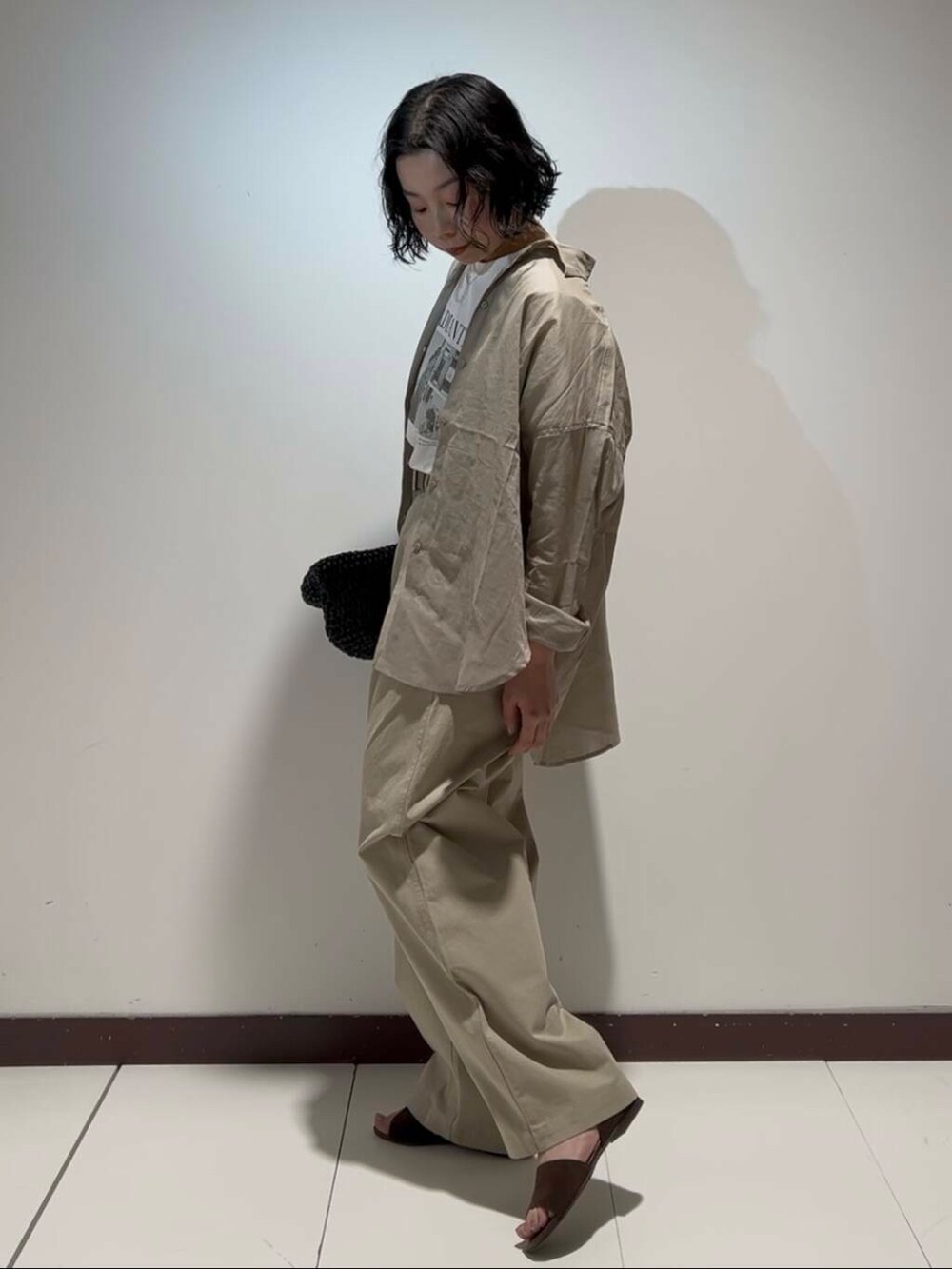 「シンプル、シャツ、大人カジュアル、ワイドパンツ、カジュアル、Tシャツ、オーバーサイズ、ラフ、カジュアルコーデ、シンプルコーデ、サンダル、天然素材、パンツ、シアー、春コーデ」|「RODE SKOのウッドハンドルペーパーバッグ(トートバッグ、ブラック系)」を使った、AKIRAさん(レディース・162cm)の春コーディネートの3枚目の写真