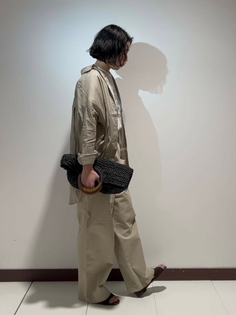 「シンプル、シャツ、大人カジュアル、ワイドパンツ、カジュアル、Tシャツ、オーバーサイズ、ラフ、カジュアルコーデ、シンプルコーデ、サンダル、天然素材、パンツ、シアー、春コーデ」|「RODE SKOのウッドハンドルペーパーバッグ(トートバッグ、ブラック系)」を使った、AKIRAさん(レディース・162cm)の春コーディネートの4枚目の写真