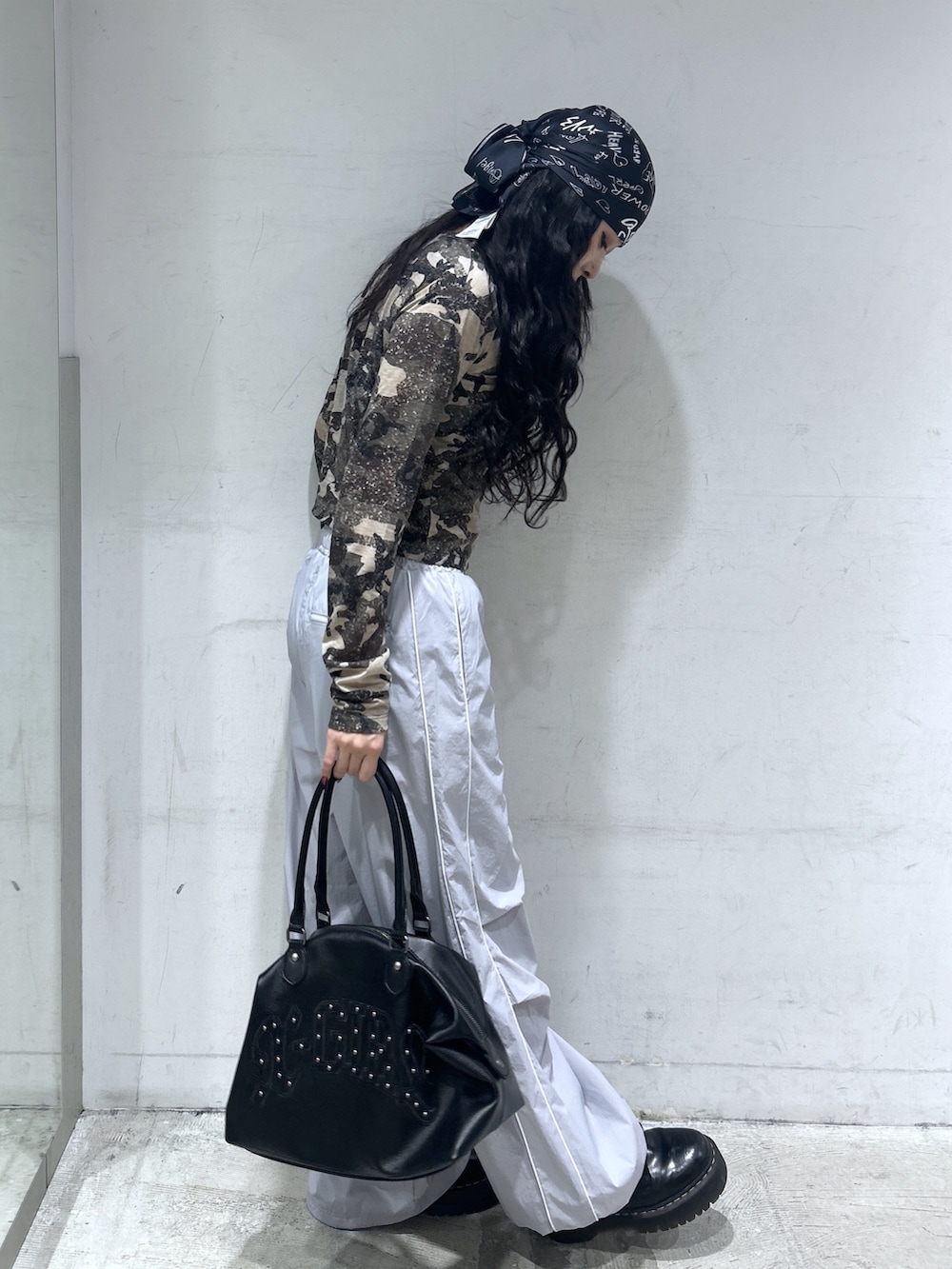 グレー系のその他パンツ、ブラック系のショルダーバッグ、その他のTシャツ/カットソーを着用したレディースの春コーディネートの2枚目の写真