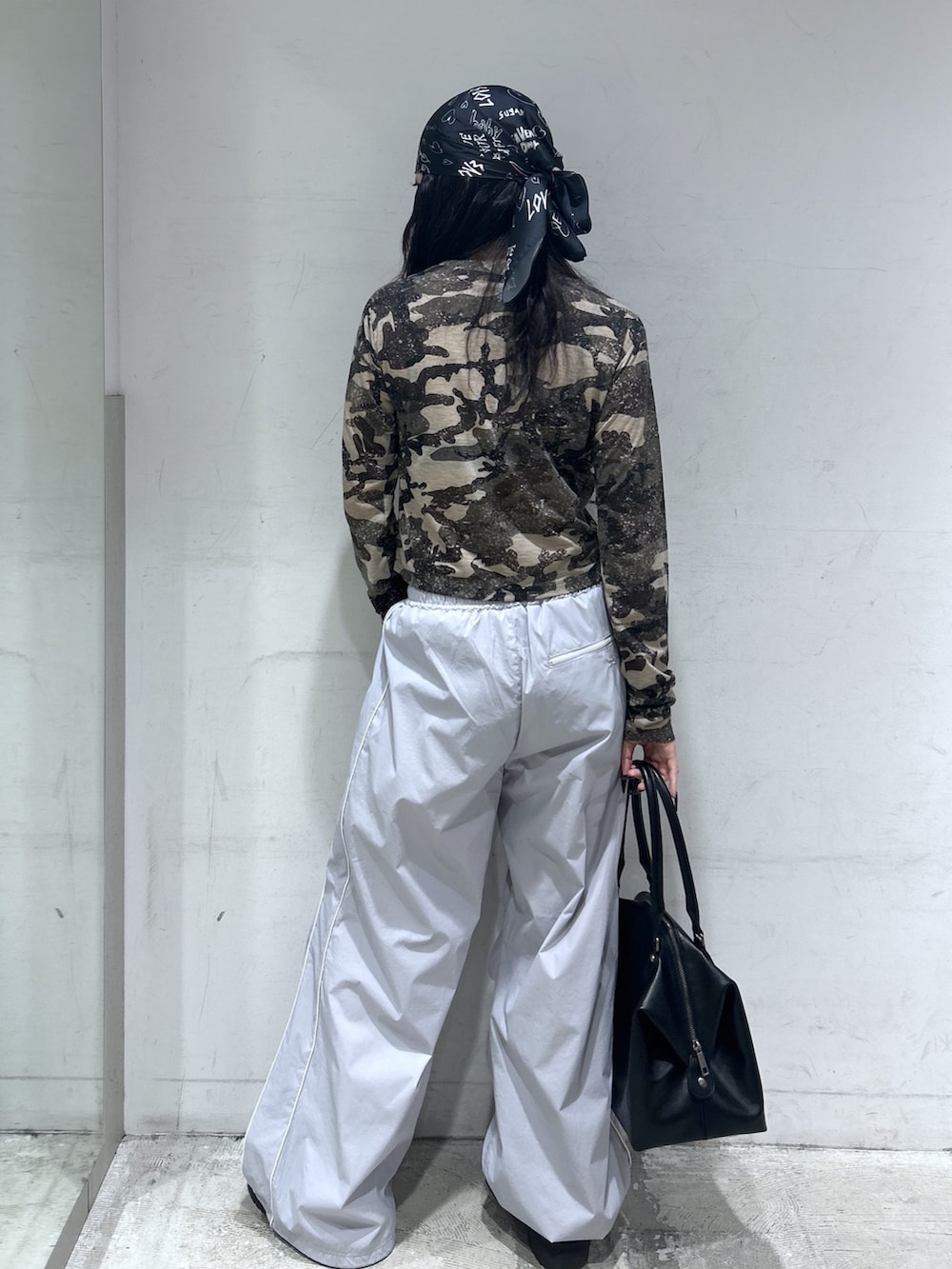 グレー系のその他パンツ、ブラック系のショルダーバッグ、その他のTシャツ/カットソーを着用したレディースの春コーディネートの3枚目の写真