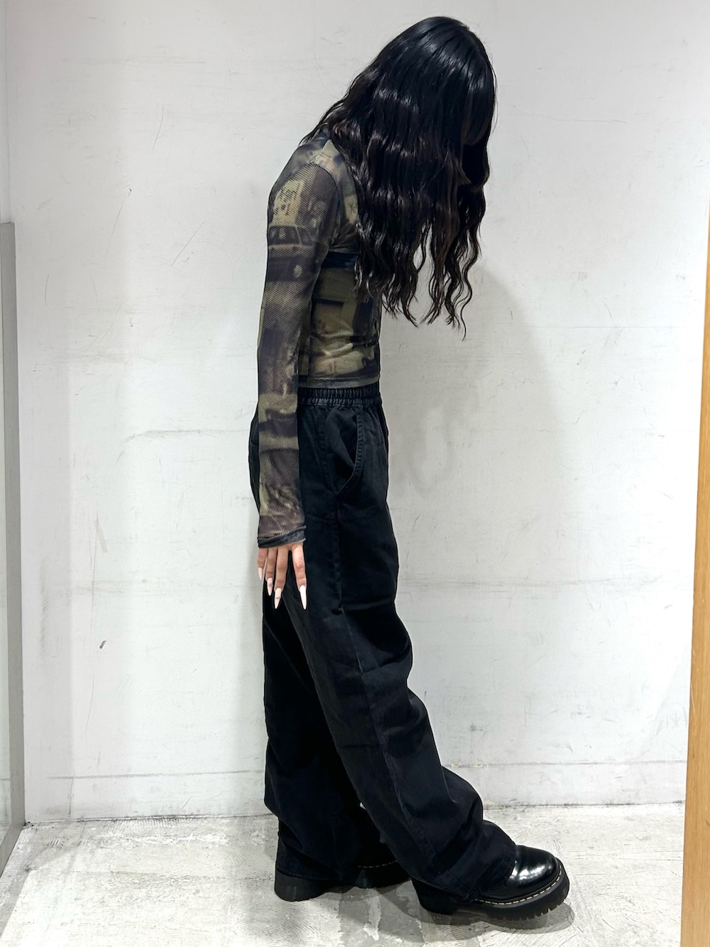 グリーン系のTシャツ/カットソー、ブラック系のその他パンツ、シルバー系のネックレスを着用したレディースの春コーディネートの2枚目の写真