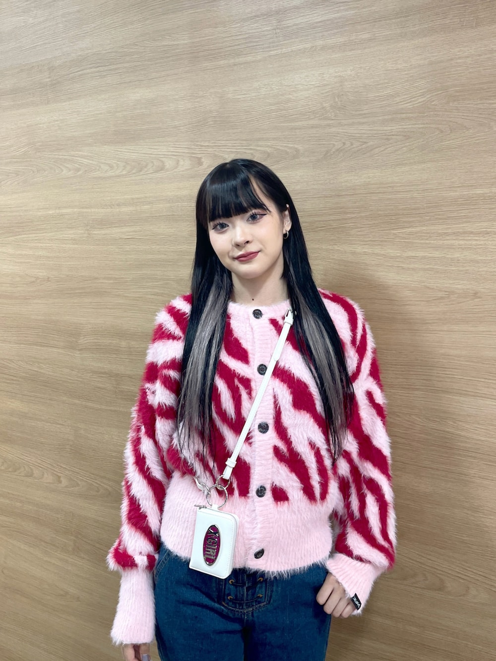 「ootd、デニム、ゼブラ柄、ニット、エックスガール、x-girl、カードケース、ニットコーデ」｜「X-girlのZEBRA 2WAY KNIT CARDIGAN（ニット/セーター、ピンク系）」を使った、みおさん（レディース・159cm）の秋コーディネートの4枚目の写真