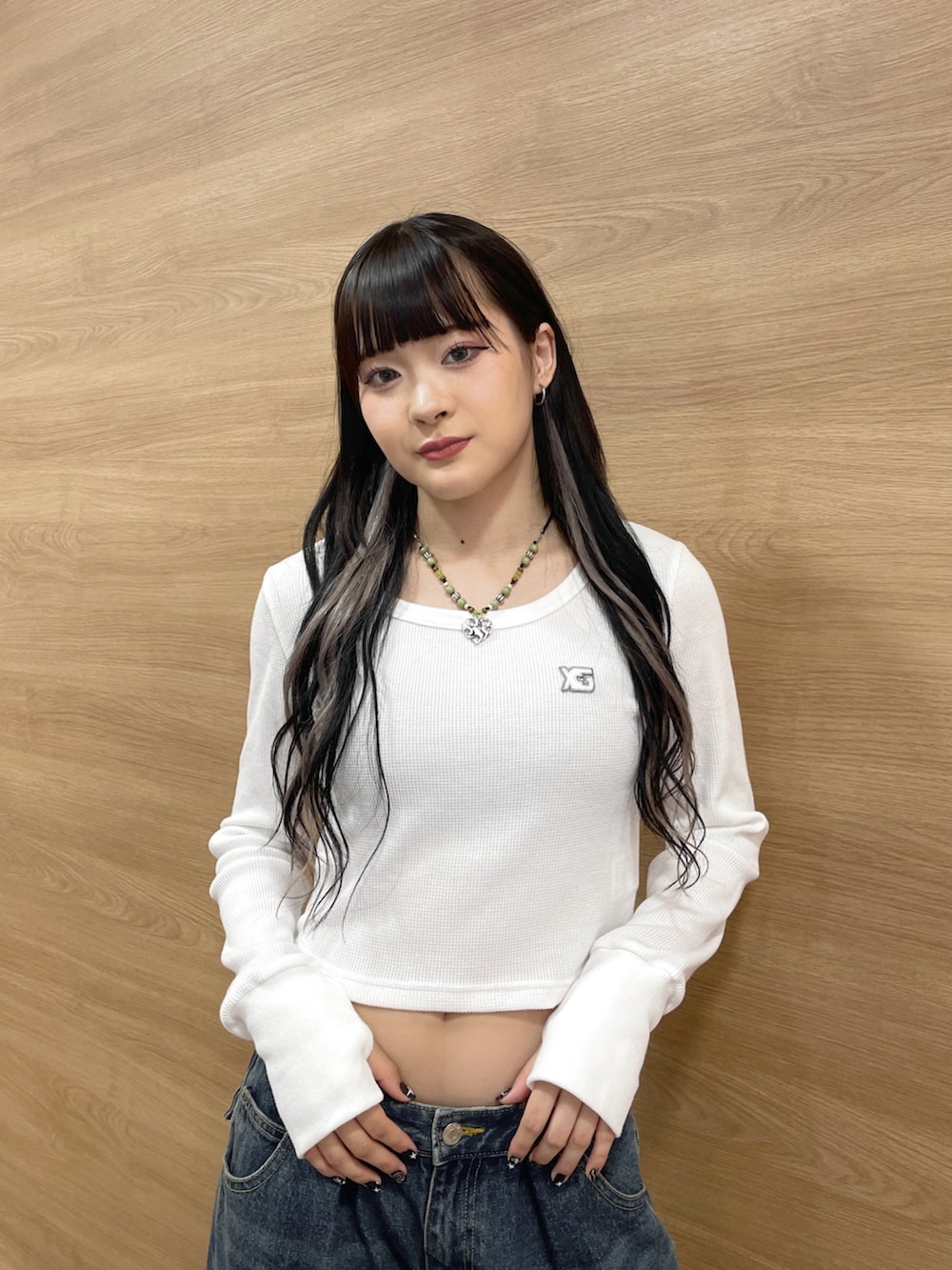 ブルー系のカーゴパンツ、ホワイト系のTシャツ/カットソー、グレー系のハンドバッグを着用したレディースの秋コーディネートの4枚目の写真
