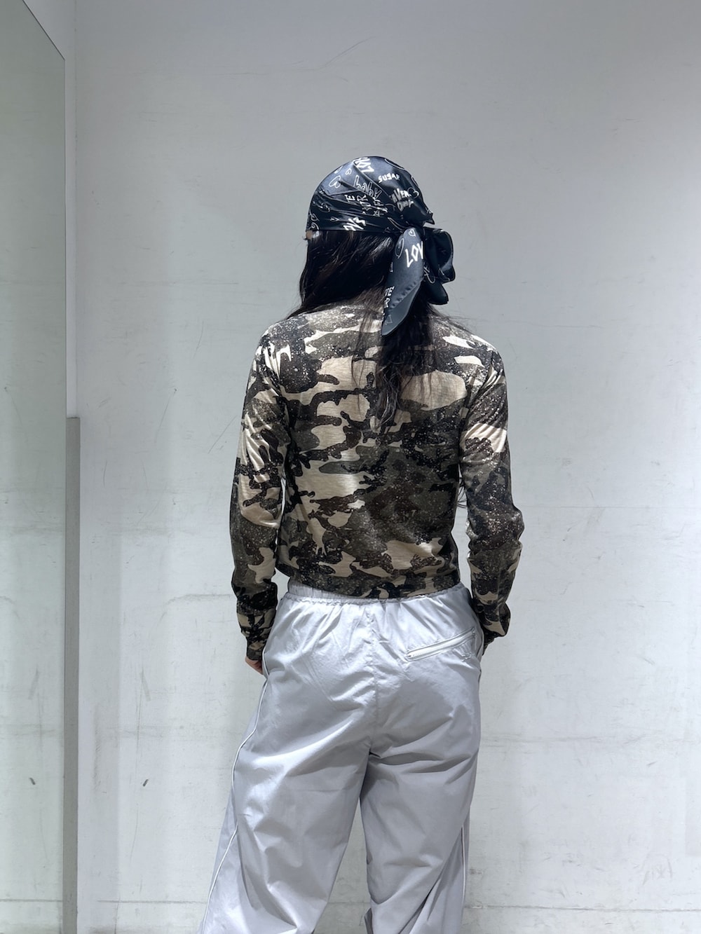 グレー系のその他パンツ、ブラック系のショルダーバッグ、その他のTシャツ/カットソーを着用したレディースの春コーディネートの5枚目の写真