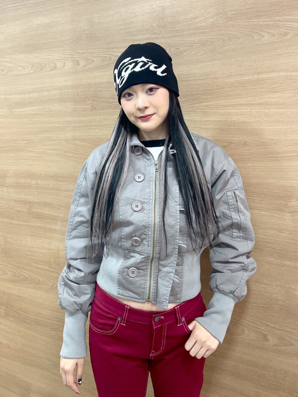 レッド系のその他パンツ、グレー系のブルゾン、ブラック系のニットキャップ/ビーニーを着用したレディースの秋コーディネートの4枚目の写真