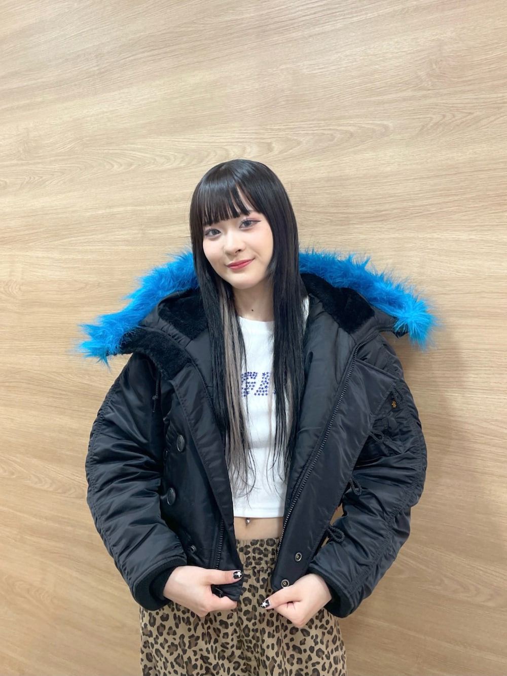 ベージュ系のその他パンツ、ホワイト系のTシャツ/カットソー、ブラック系のミリタリージャケットを着用したレディースの秋コーディネートの4枚目の写真