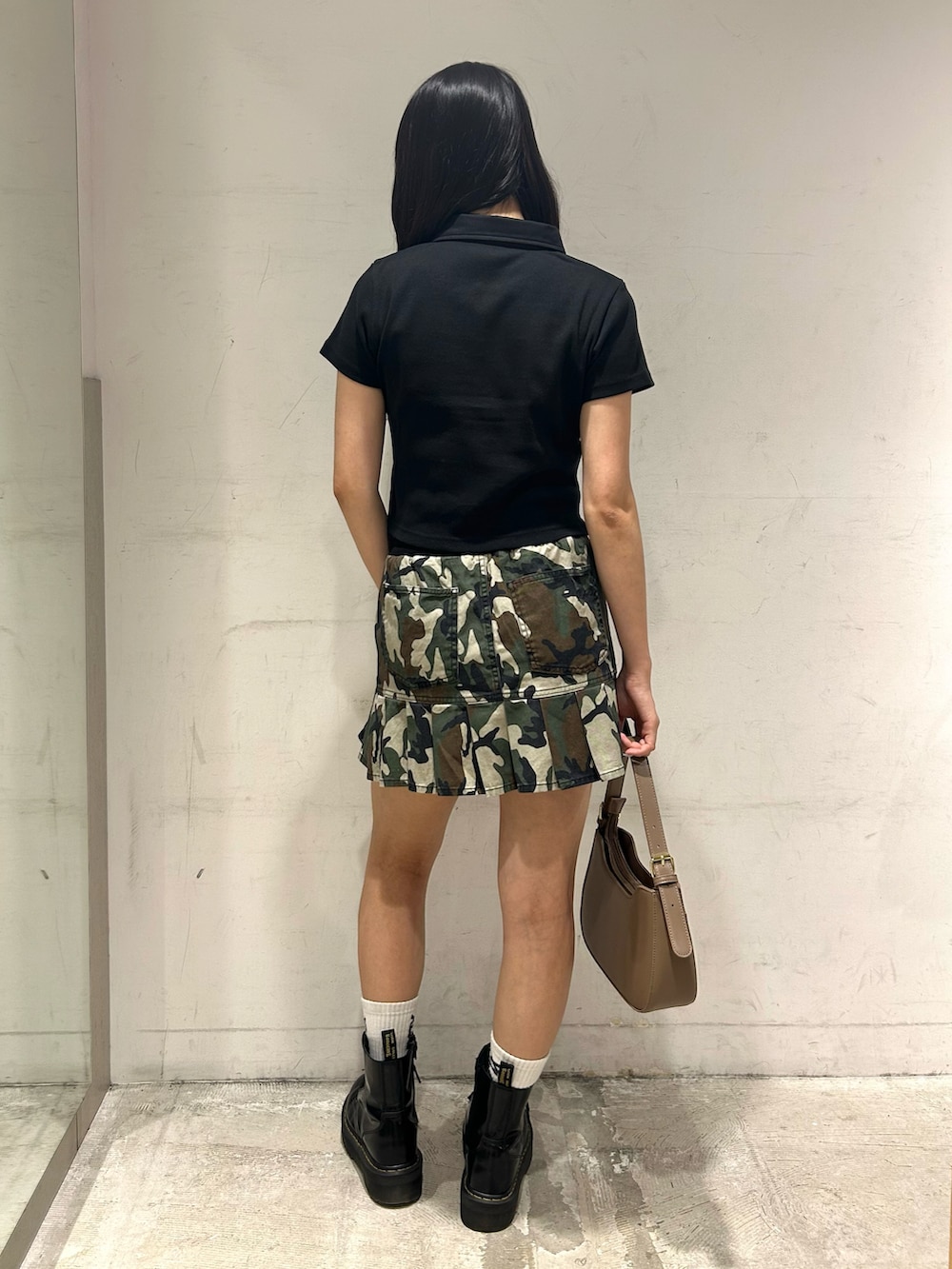 ベージュ系のハンドバッグ、その他のスカート、ブラック系のポロシャツを着用したレディースの夏コーディネートの3枚目の写真