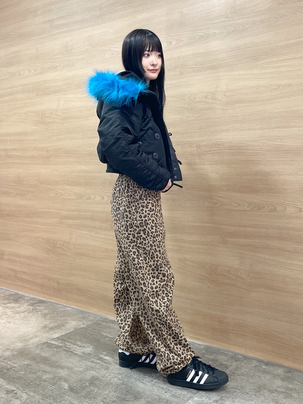 ベージュ系のその他パンツ、ホワイト系のTシャツ/カットソー、ブラック系のミリタリージャケットを着用したレディースの秋コーディネートの2枚目の写真