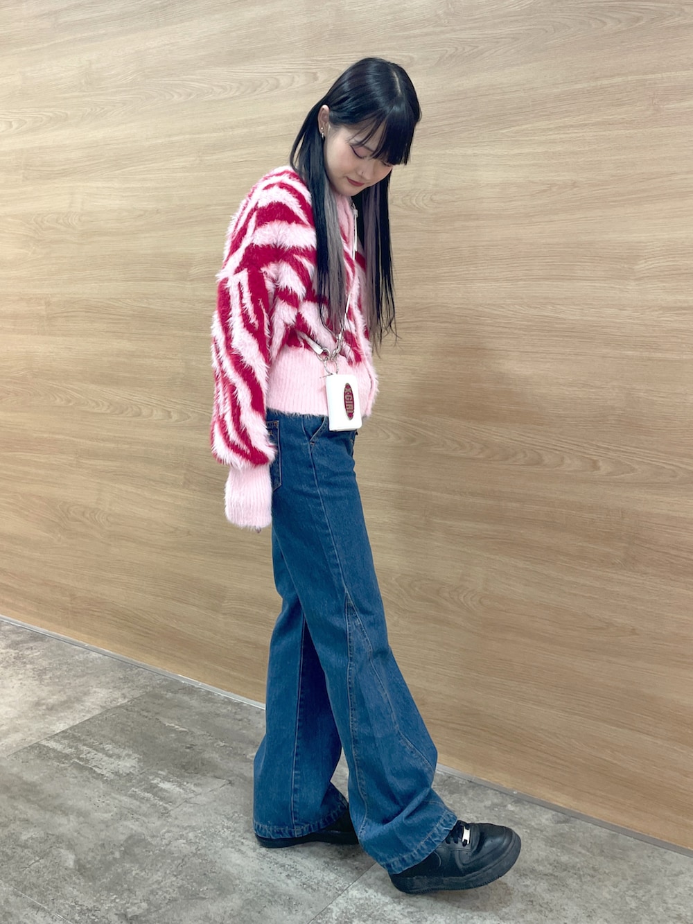 「ootd、デニム、ゼブラ柄、ニット、エックスガール、x-girl、カードケース、ニットコーデ」｜「X-girlのZEBRA 2WAY KNIT CARDIGAN（ニット/セーター、ピンク系）」を使った、みおさん（レディース・159cm）の秋コーディネートの2枚目の写真