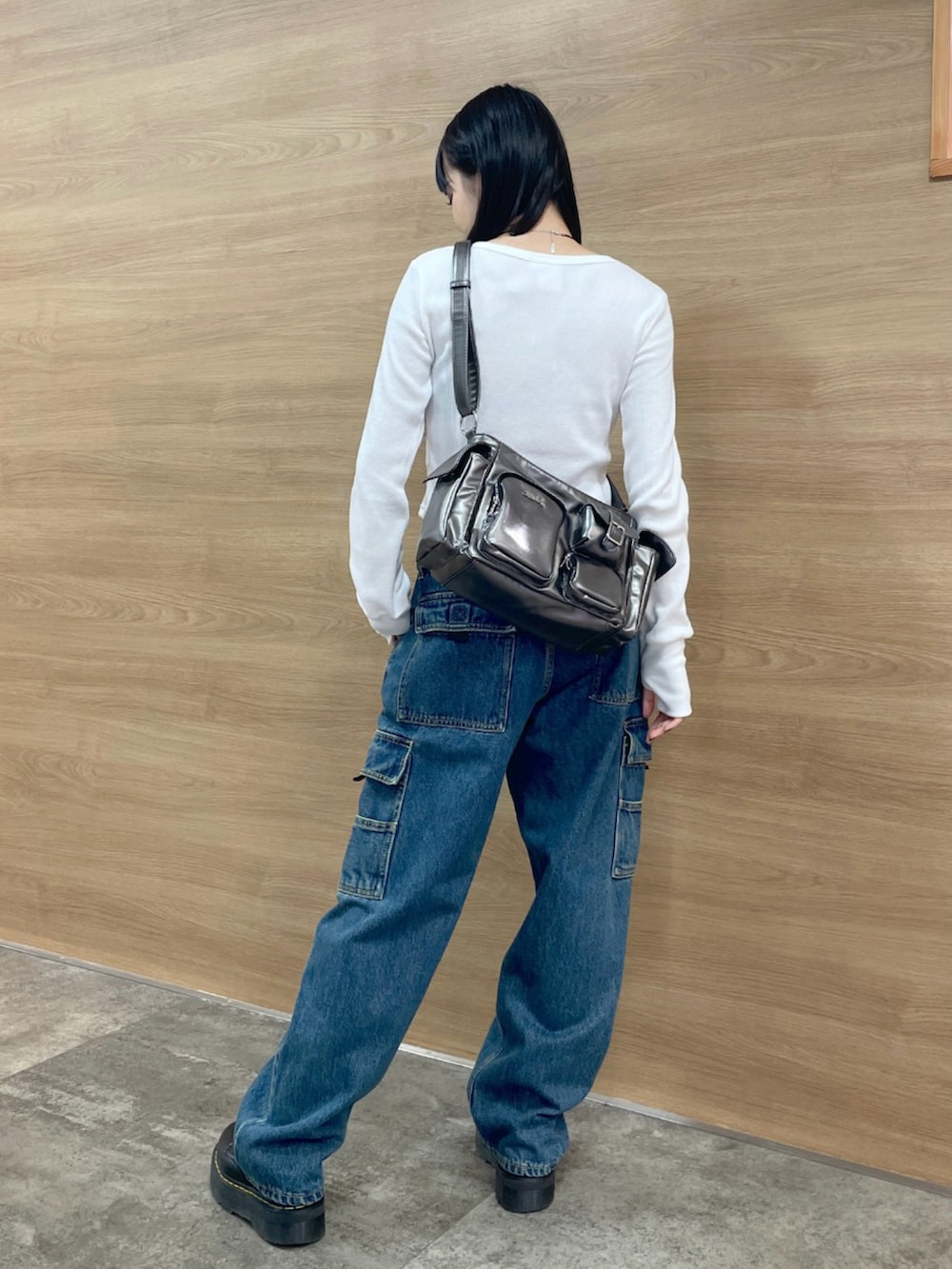 ブルー系のカーゴパンツ、ホワイト系のTシャツ/カットソー、グレー系のハンドバッグを着用したレディースの秋コーディネートの3枚目の写真