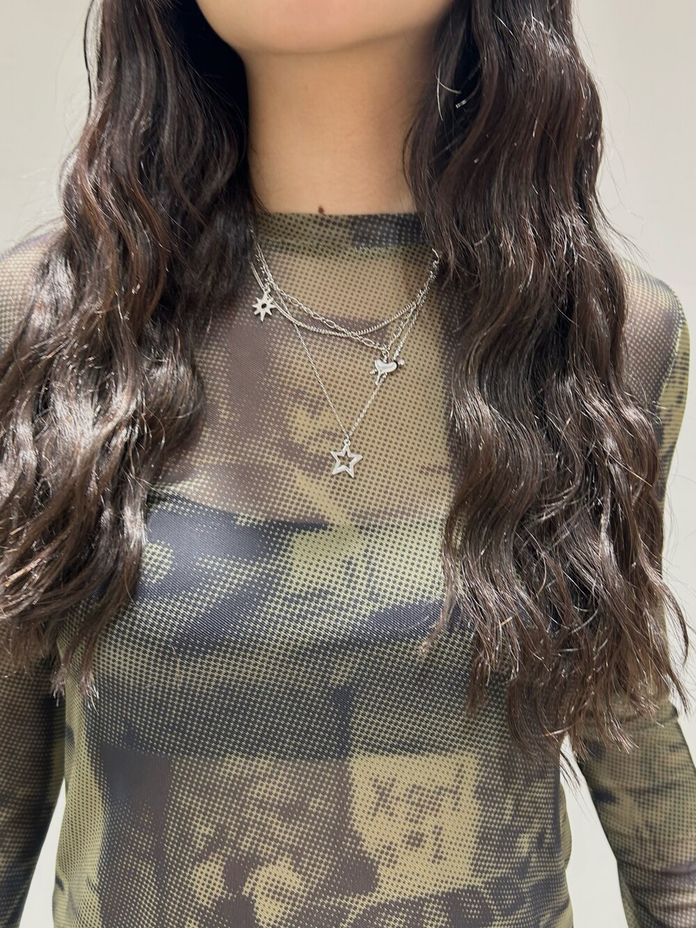 グリーン系のTシャツ/カットソー、ブラック系のその他パンツ、シルバー系のネックレスを着用したレディースの春コーディネートの5枚目の写真