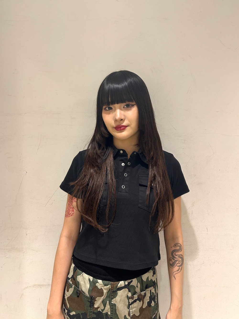 ベージュ系のハンドバッグ、その他のスカート、ブラック系のポロシャツを着用したレディースの夏コーディネートの4枚目の写真