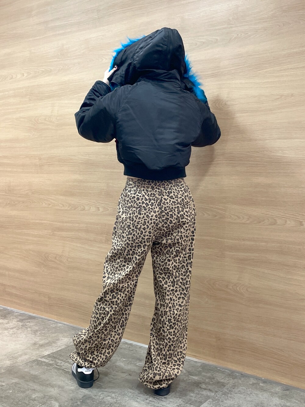 ベージュ系のその他パンツ、ホワイト系のTシャツ/カットソー、ブラック系のミリタリージャケットを着用したレディースの秋コーディネートの3枚目の写真