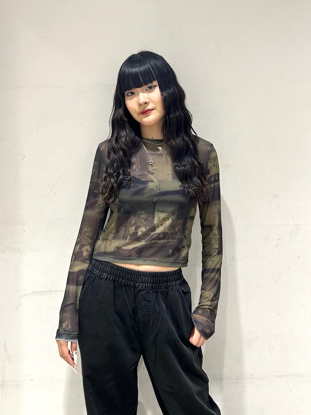 グリーン系のTシャツ/カットソー、ブラック系のその他パンツ、シルバー系のネックレスを着用したレディースの春コーディネートの4枚目の写真