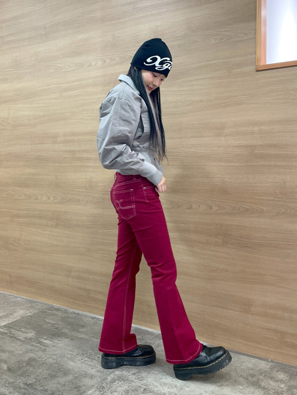 レッド系のその他パンツ、グレー系のブルゾン、ブラック系のニットキャップ/ビーニーを着用したレディースの秋コーディネートの2枚目の写真