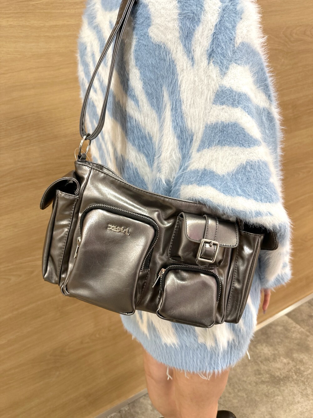 ブルー系のカーディガン/ボレロ、ブルー系のデニムスカート、グレー系のハンドバッグを着用したレディースの秋コーディネートの5枚目の写真