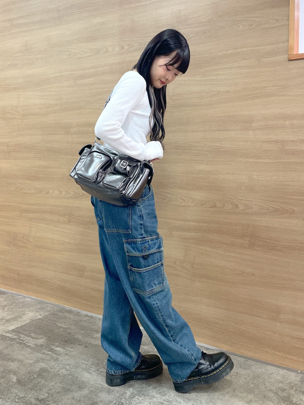 ブルー系のカーゴパンツ、ホワイト系のTシャツ/カットソー、グレー系のハンドバッグを着用したレディースの秋コーディネートの2枚目の写真