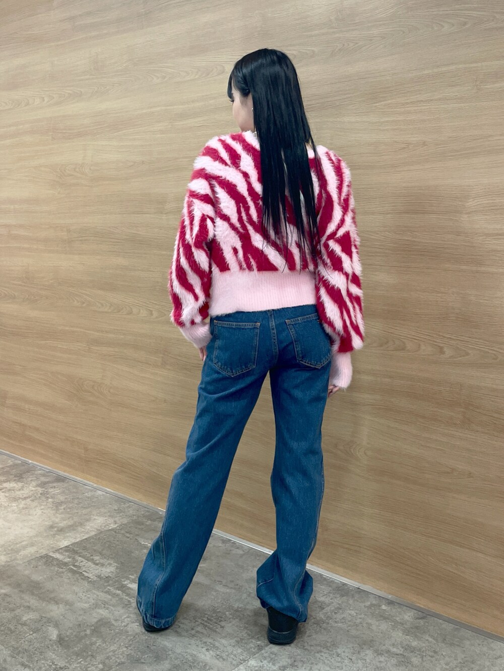 「ootd、デニム、ゼブラ柄、ニット、エックスガール、x-girl、カードケース、ニットコーデ」｜「X-girlのZEBRA 2WAY KNIT CARDIGAN（ニット/セーター、ピンク系）」を使った、みおさん（レディース・159cm）の秋コーディネートの3枚目の写真