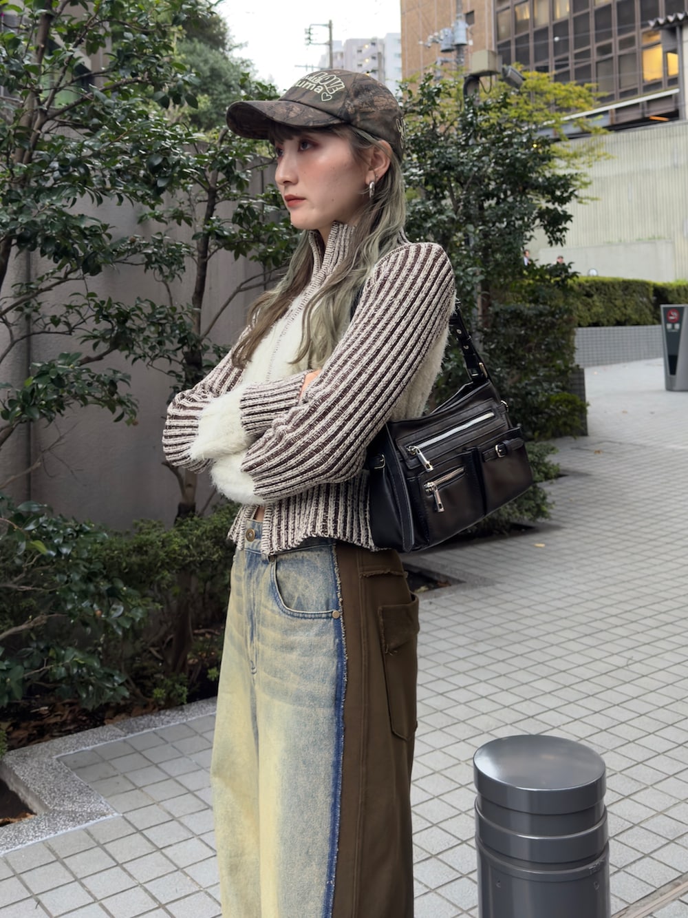 ホワイト系のニット/セーター、ブルー系のデニムパンツ、ブラック系のショルダーバッグを着用したレディースの秋コーディネートの3枚目の写真