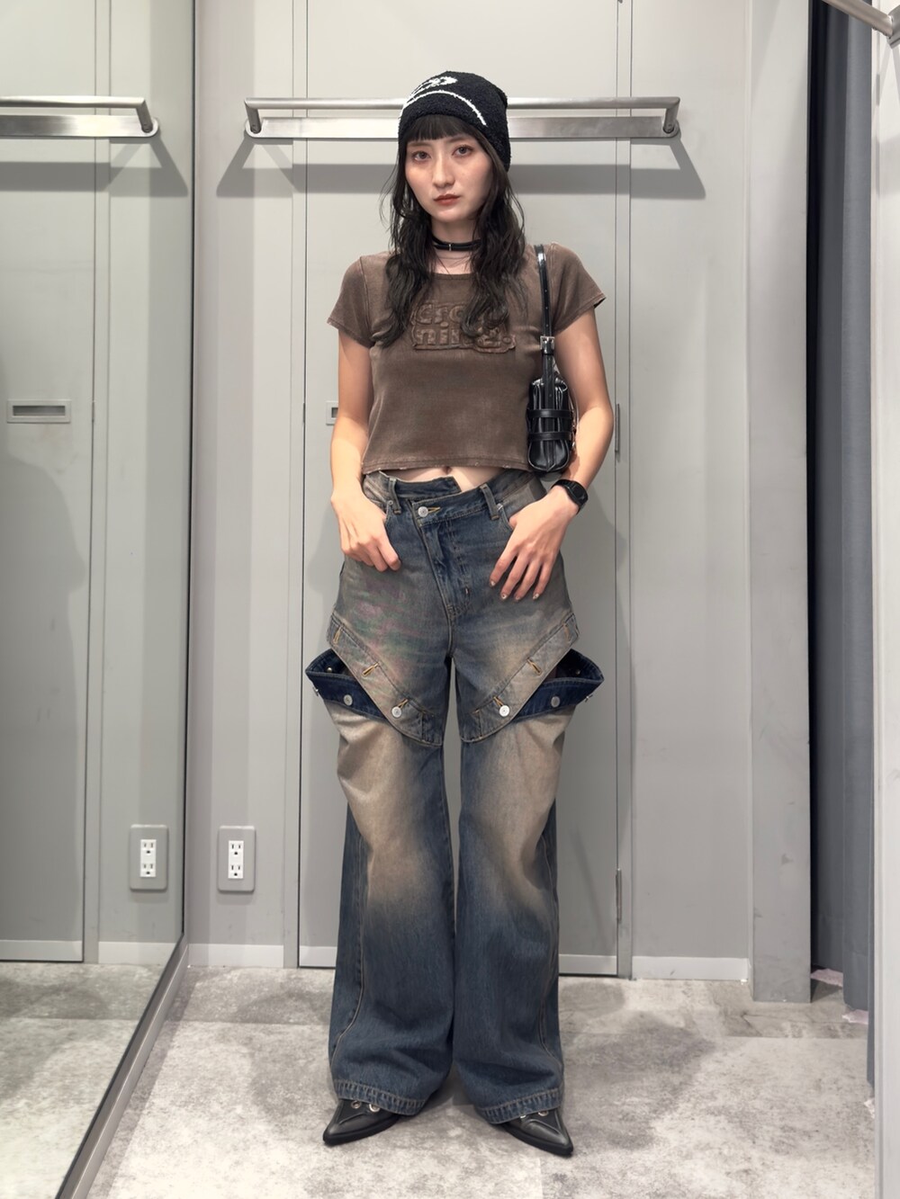 ブラウン系のTシャツ/カットソー、ブラック系のパンプス、ブルー系のデニムパンツを着用したレディースの夏コーディネートの2枚目の写真