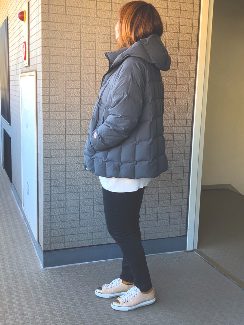 「休日スタイル、あったかコーデ、秋冬コーデ、シンプルスタイル、冬服、ラクチンコーデ、リラックススタイル、ダウンジャケット、ダントン」｜「DANTONのDANTON/ダントン　ダウン　フードジャケット　DOWN HOODED JACKET DT-A0191 NPS（ダウンジャケット/コート、グレー系）」を使った、yumittさん（レディース・165cm）の冬コーディネートの3枚目の写真