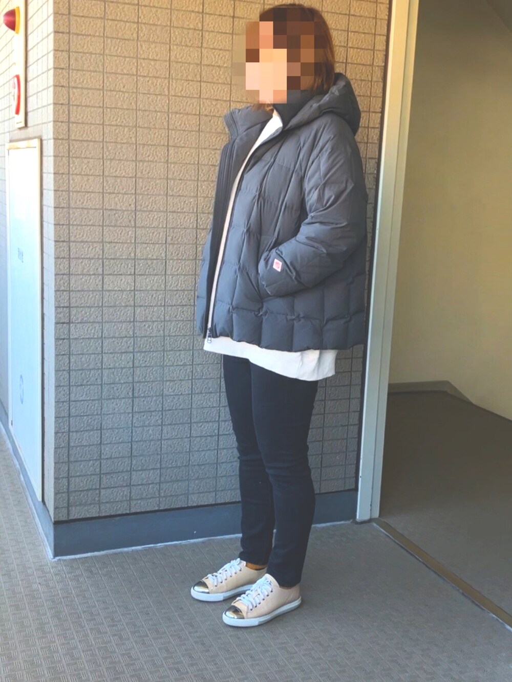 「休日スタイル、あったかコーデ、秋冬コーデ、シンプルスタイル、冬服、ラクチンコーデ、リラックススタイル、ダウンジャケット、ダントン」｜「DANTONのDANTON/ダントン　ダウン　フードジャケット　DOWN HOODED JACKET DT-A0191 NPS（ダウンジャケット/コート、グレー系）」を使った、yumittさん（レディース・165cm）の冬コーディネートの2枚目の写真