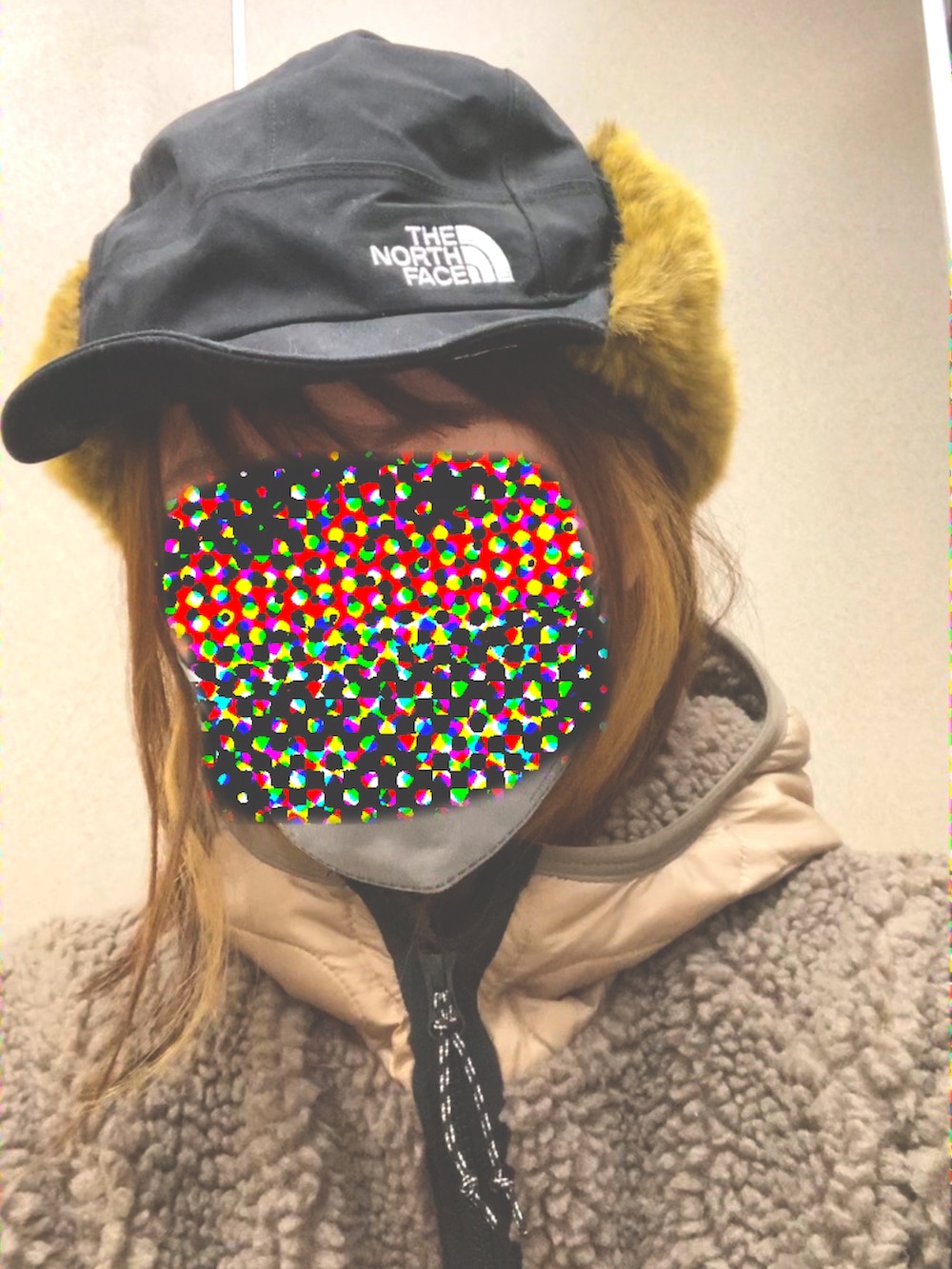 ベージュ系のその他アウター、ホワイト系のスウェットパンツ、ホワイト系のスニーカーを着用したレディースの冬コーディネートの2枚目の写真