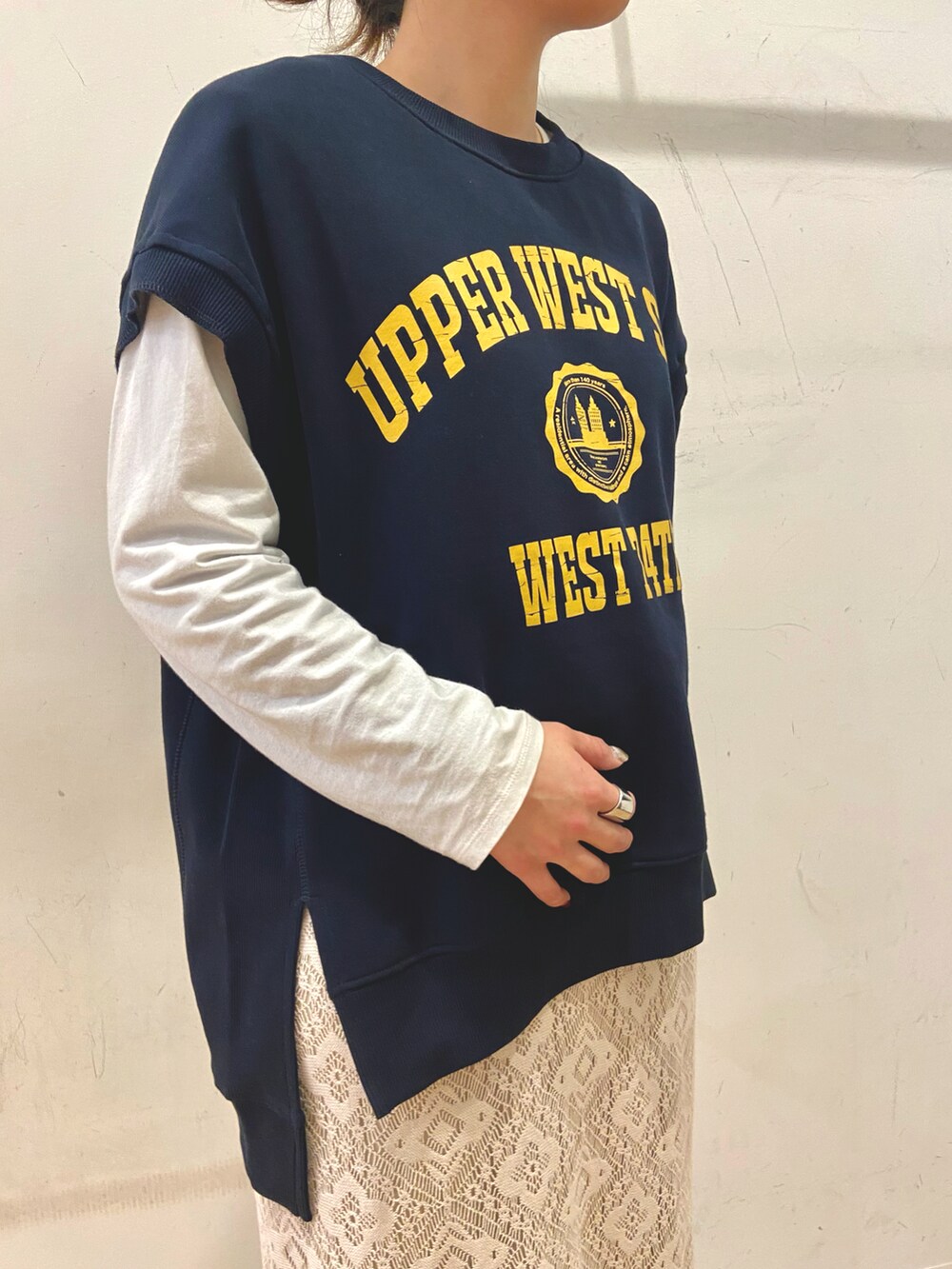 ブラック系のトートバッグ、ブラック系のブーツ、ブルー系のスウェットを着用したレディースの冬コーディネートの3枚目の写真