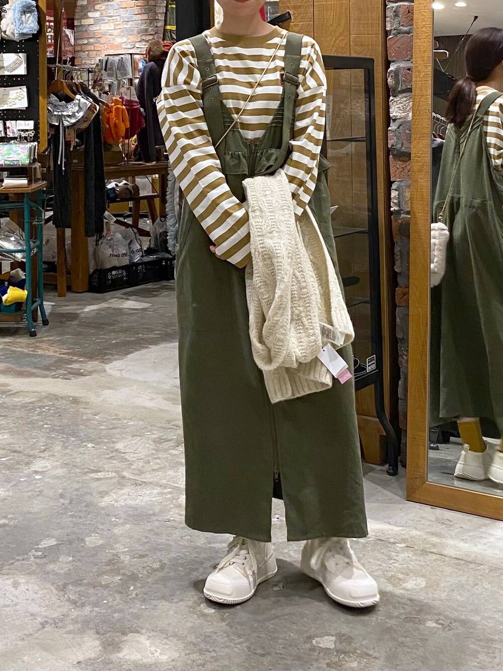 「niko and ...、パーマ、秋服準備はじめました、ボーダー、個性派、ヴィンテージ、メンズライク、古着MIX、ロンT、冬コーデ、秋コーデ、秋冬新作」｜「niko and...の2WAYフリルジャンパースカート（ジャンパースカート、グリーン系）」を使った、いくみさん（レディース・155cm）の冬コーディネートの4枚目の写真