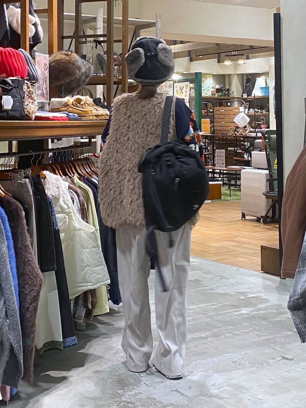 ブルー系のスウェット、グレー系のブルゾン、ブラウン系のベストを着用したレディースの秋コーディネートの3枚目の写真