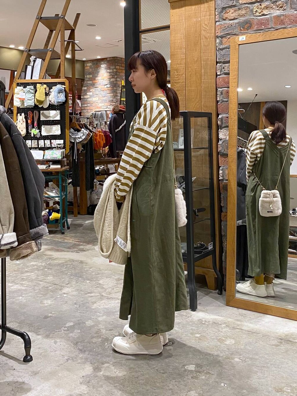 「niko and ...、パーマ、秋服準備はじめました、ボーダー、個性派、ヴィンテージ、メンズライク、古着MIX、ロンT、冬コーデ、秋コーデ、秋冬新作」｜「niko and...の2WAYフリルジャンパースカート（ジャンパースカート、グリーン系）」を使った、いくみさん（レディース・155cm）の冬コーディネートの2枚目の写真