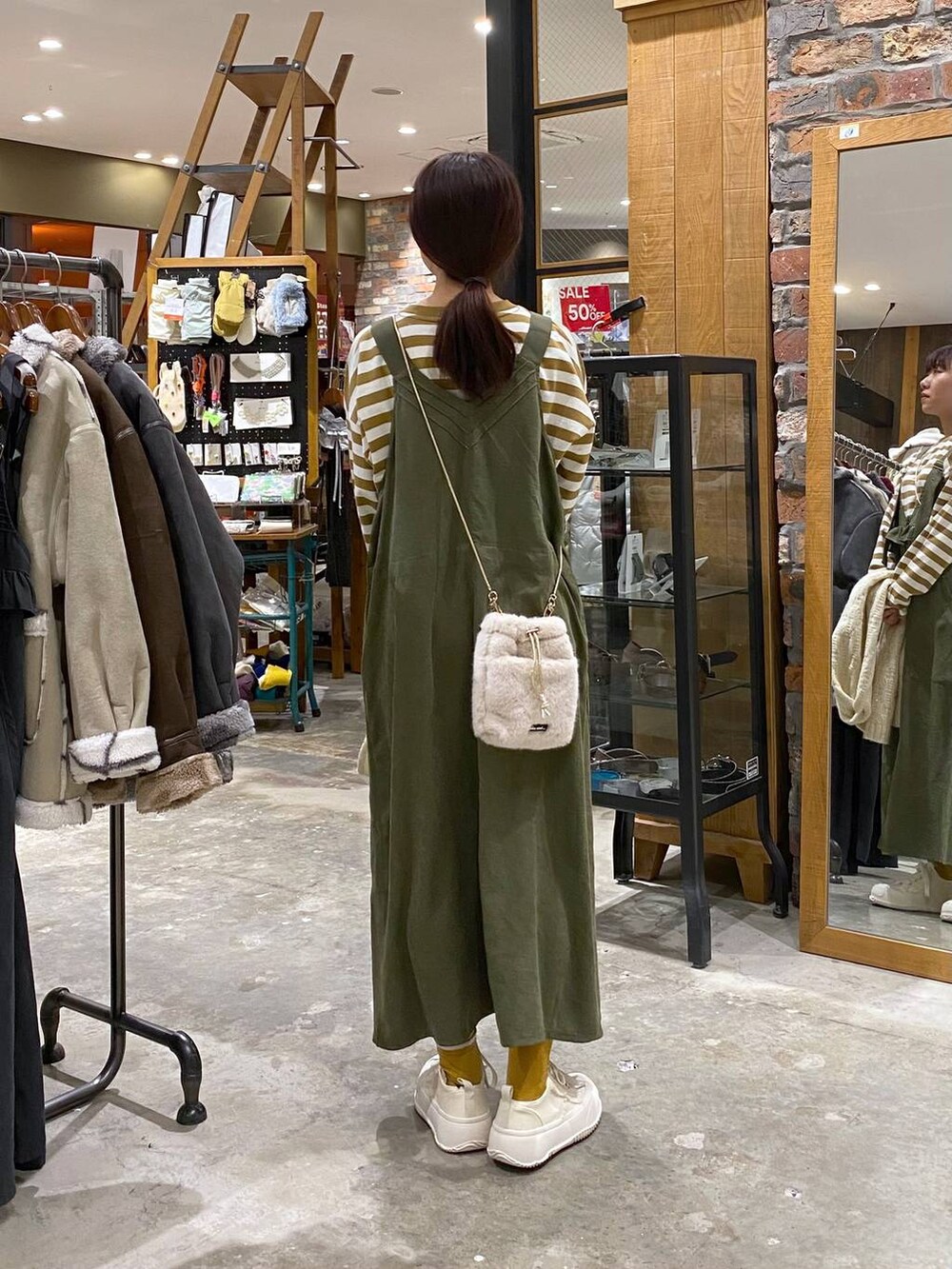 「niko and ...、パーマ、秋服準備はじめました、ボーダー、個性派、ヴィンテージ、メンズライク、古着MIX、ロンT、冬コーデ、秋コーデ、秋冬新作」｜「niko and...の2WAYフリルジャンパースカート（ジャンパースカート、グリーン系）」を使った、いくみさん（レディース・155cm）の冬コーディネートの3枚目の写真
