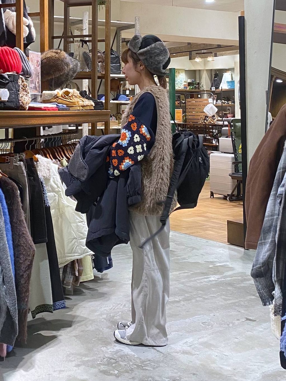 ブルー系のスウェット、グレー系のブルゾン、ブラウン系のベストを着用したレディースの秋コーディネートの2枚目の写真