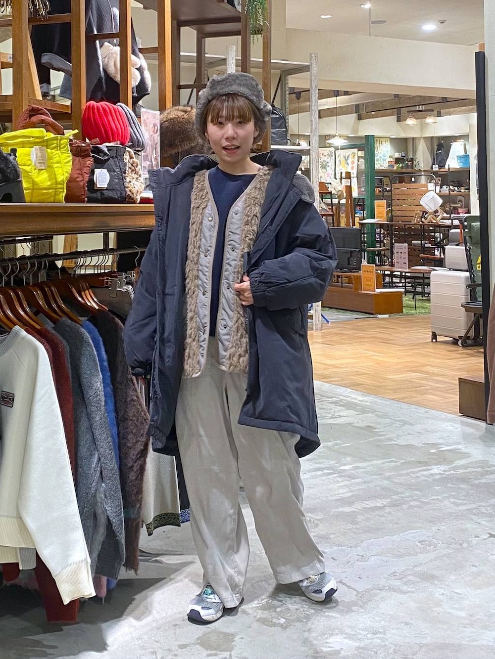 ブルー系のスウェット、グレー系のブルゾン、ブラウン系のベストを着用したレディースの秋コーディネートの5枚目の写真