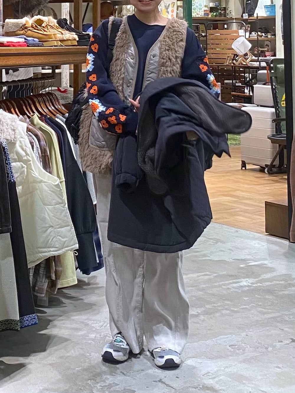 ブルー系のスウェット、グレー系のブルゾン、ブラウン系のベストを着用したレディースの秋コーディネートの4枚目の写真