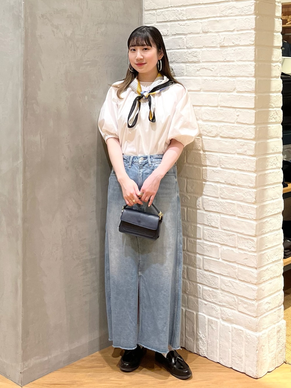 ホワイト系のシャツ/ブラウス、ブルー系のテーラードジャケット、ブルー系のショルダーバッグを着用したレディースの春コーディネートの2枚目の写真