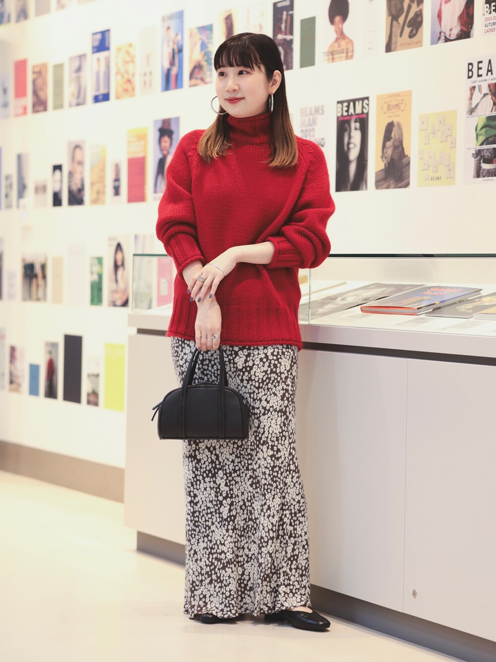 レッド系のニット/セーターを着用したレディースの夏コーディネートの2枚目の写真