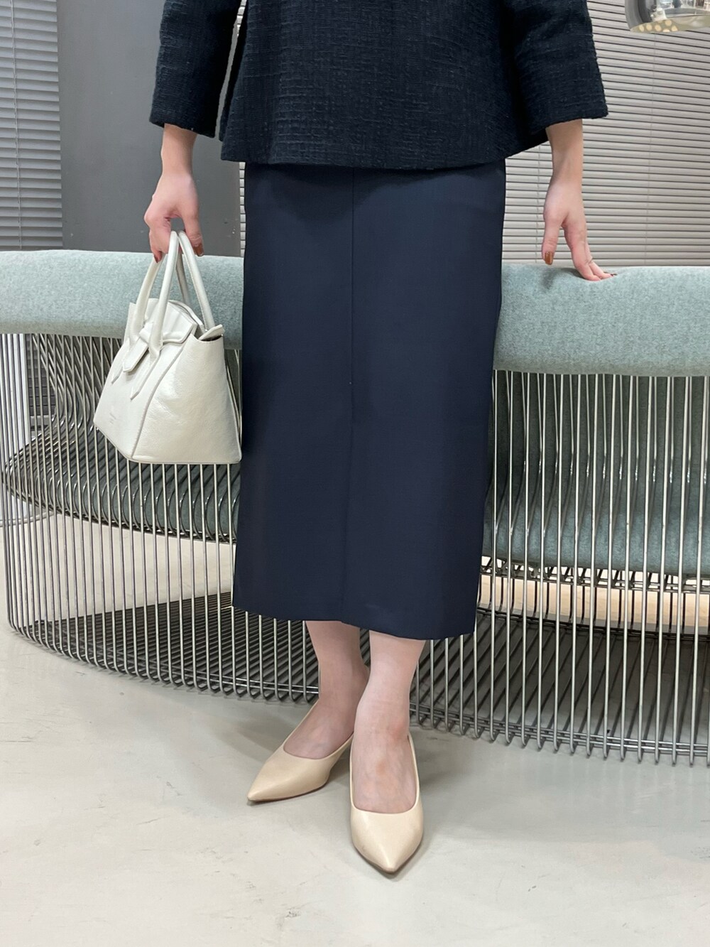 ブルー系のシャツ/ブラウス、ブルー系のスーツスカート、ベージュ系のパンプスを着用したレディースの秋コーディネートの3枚目の写真