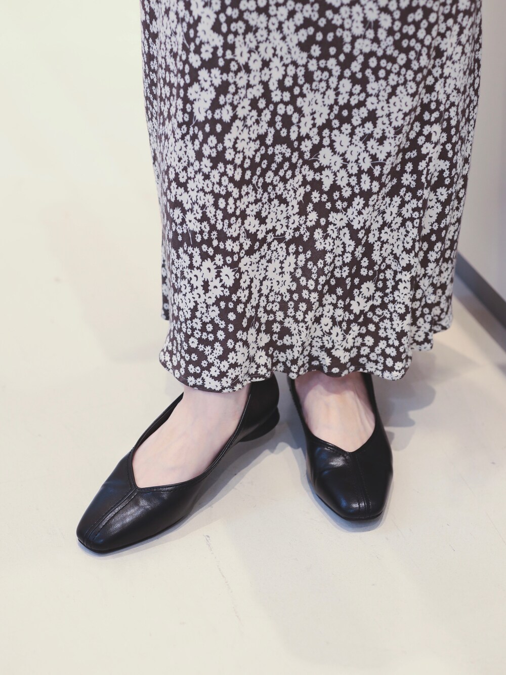 レッド系のニット/セーターを着用したレディースの夏コーディネートの4枚目の写真