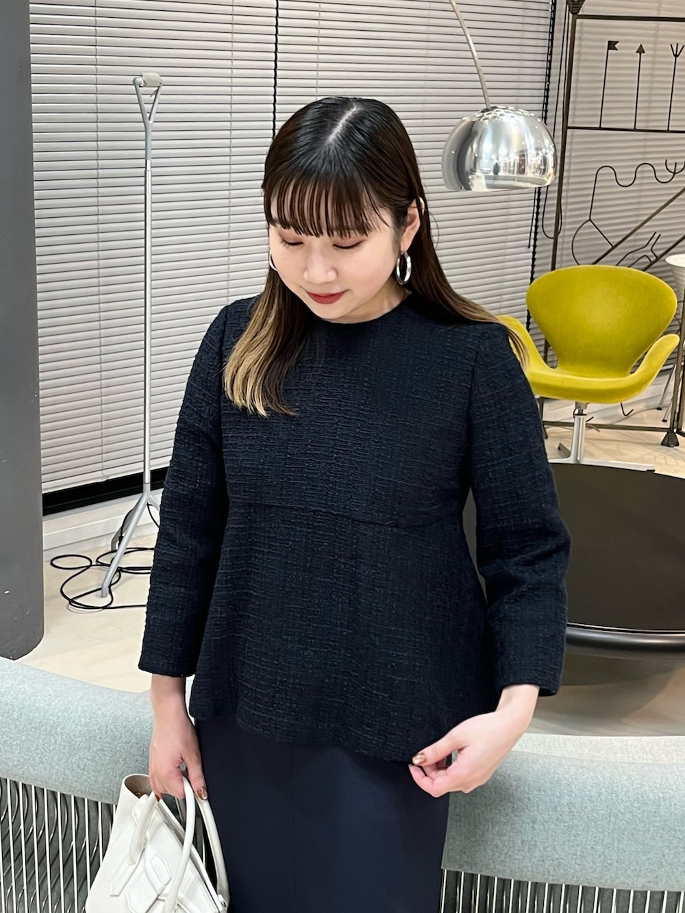 ブルー系のシャツ/ブラウス、ブルー系のスーツスカート、ベージュ系のパンプスを着用したレディースの秋コーディネートの4枚目の写真