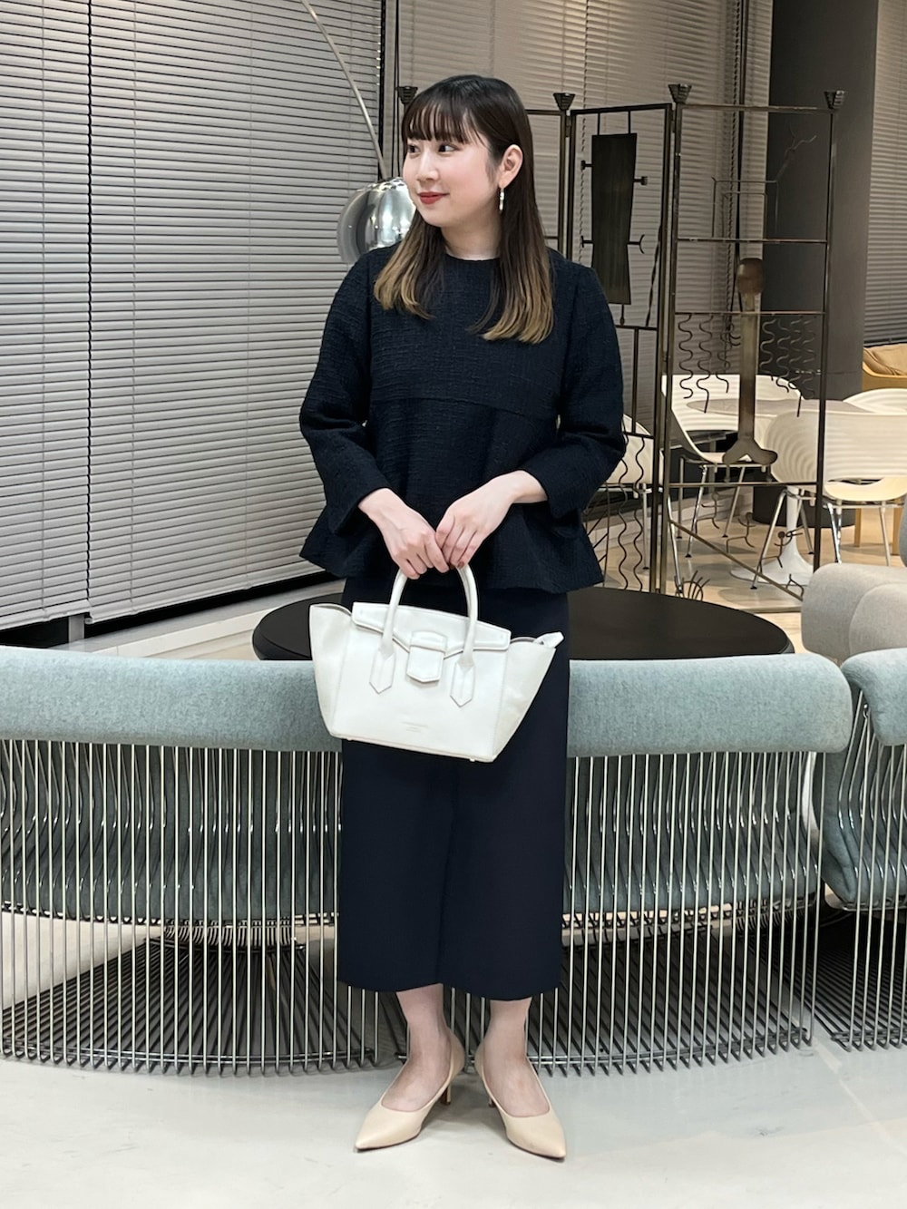 ブルー系のシャツ/ブラウス、ブルー系のスーツスカート、ベージュ系のパンプスを着用したレディースの秋コーディネートの2枚目の写真