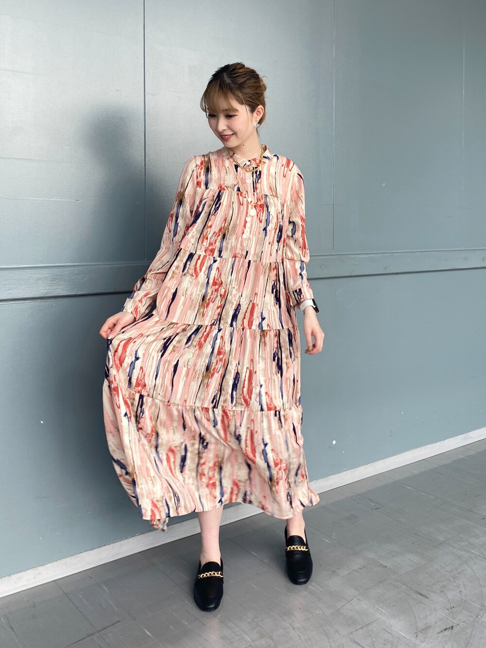 レッド系のワンピース、ブルー系のシャツ/ブラウス、ブラック系のローファーを着用したレディースの春コーディネートの5枚目の写真