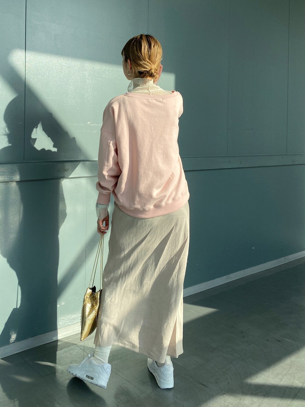 ピンク系のTシャツ/カットソー、ホワイト系のTシャツ/カットソー、ベージュ系のスカートを着用したレディースの春コーディネートの4枚目の写真