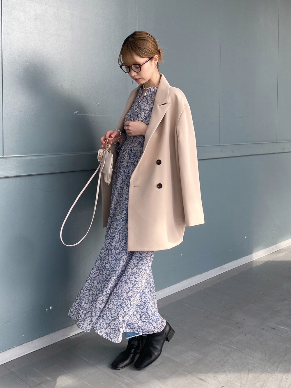 ブルー系のワンピース、ベージュ系のショルダーバッグ、ベージュ系のテーラードジャケットを着用したレディースの冬コーディネートの3枚目の写真