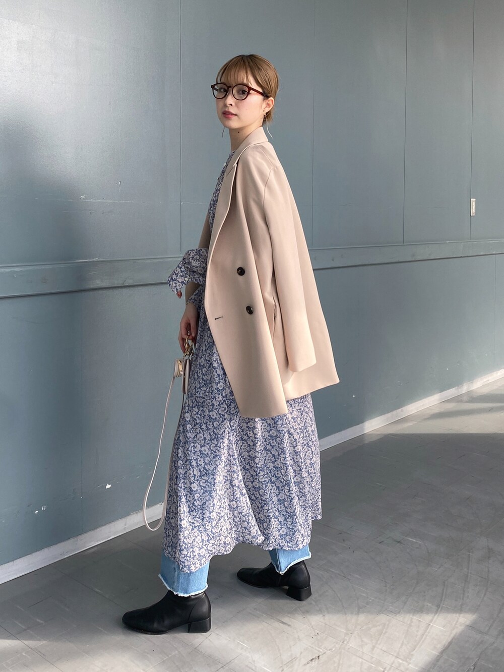 ブルー系のワンピース、ベージュ系のショルダーバッグ、ベージュ系のテーラードジャケットを着用したレディースの冬コーディネートの2枚目の写真