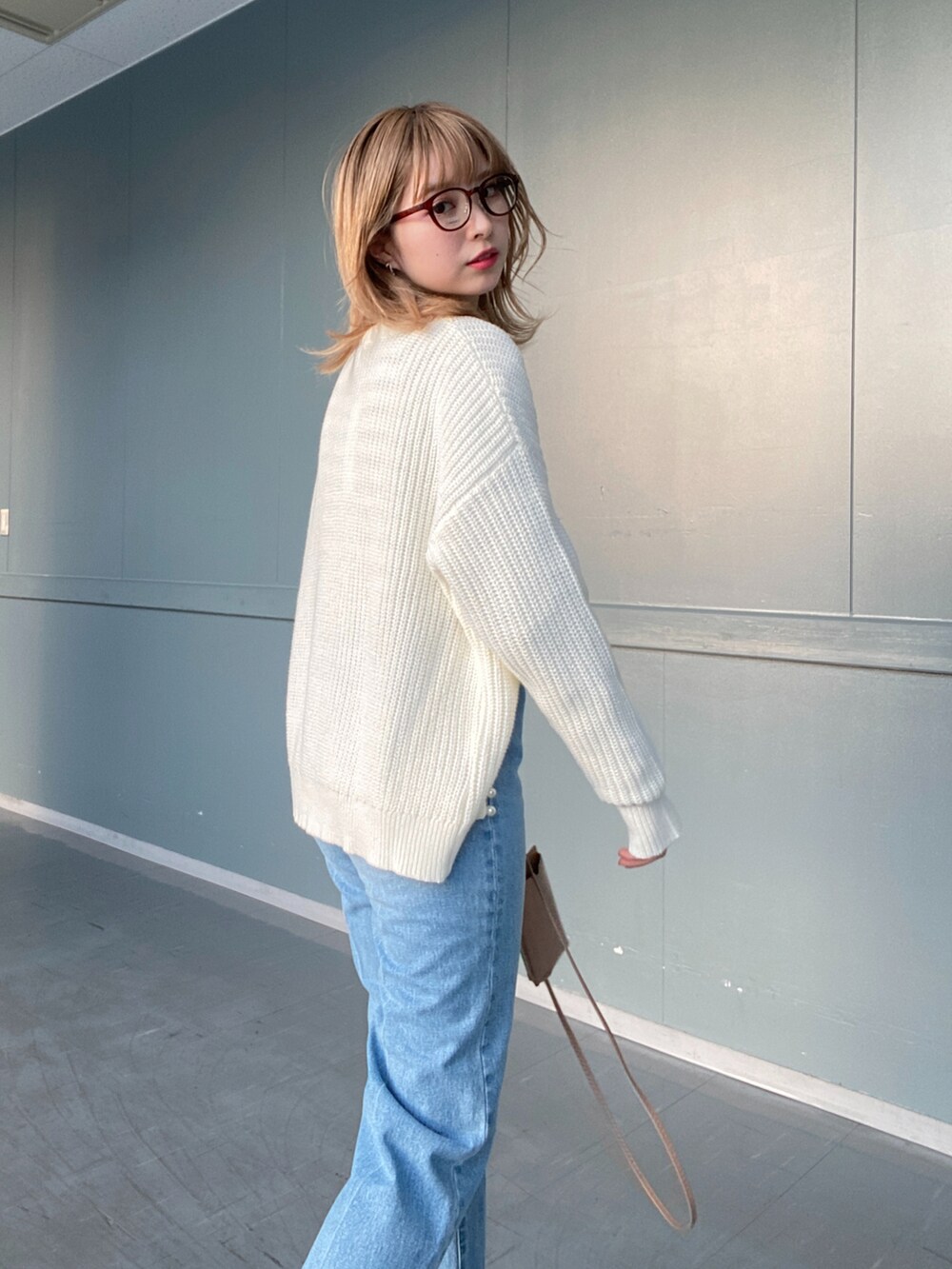 ブルー系のデニムパンツ、その他のTシャツ/カットソー、ホワイト系のカーディガン/ボレロを着用したレディースの冬コーディネートの3枚目の写真