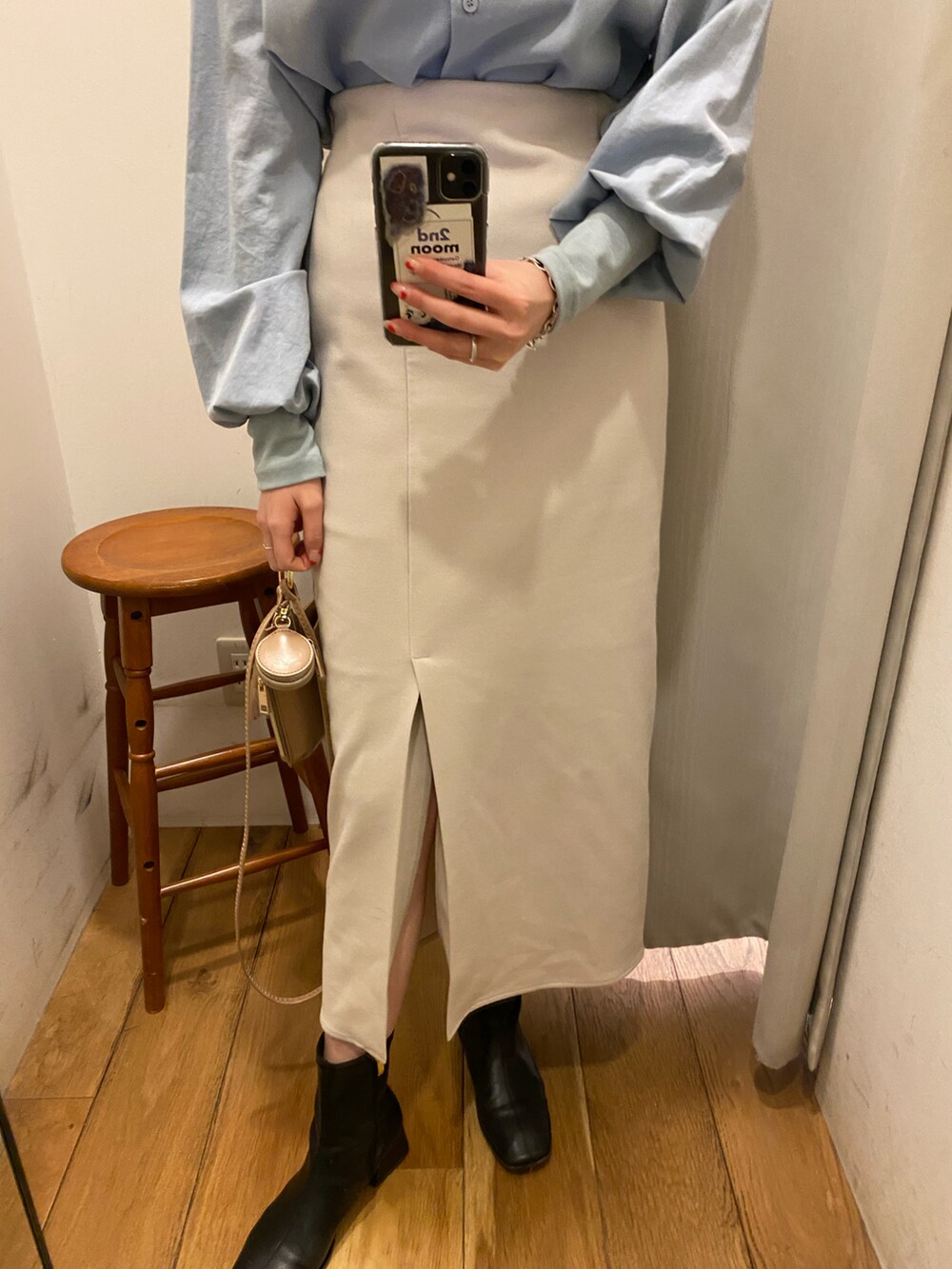 ブルー系のシャツ/ブラウス、ベージュ系のスカート、ベージュ系のショルダーバッグを着用したレディースの冬コーディネートの5枚目の写真