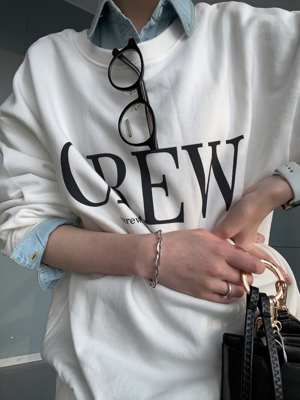 ホワイト系のTシャツ/カットソー、ブルー系のシャツ/ブラウス、ホワイト系のスカートを着用したレディースの冬コーディネートの4枚目の写真